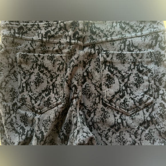 Black Stretchy Leggings Raised Velvet Design. Faux Front Pockets, 2 Back Pockets - Picture 5 of 6